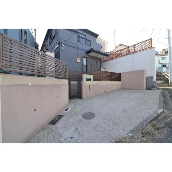 三ッ沢南町貸家 駐車場