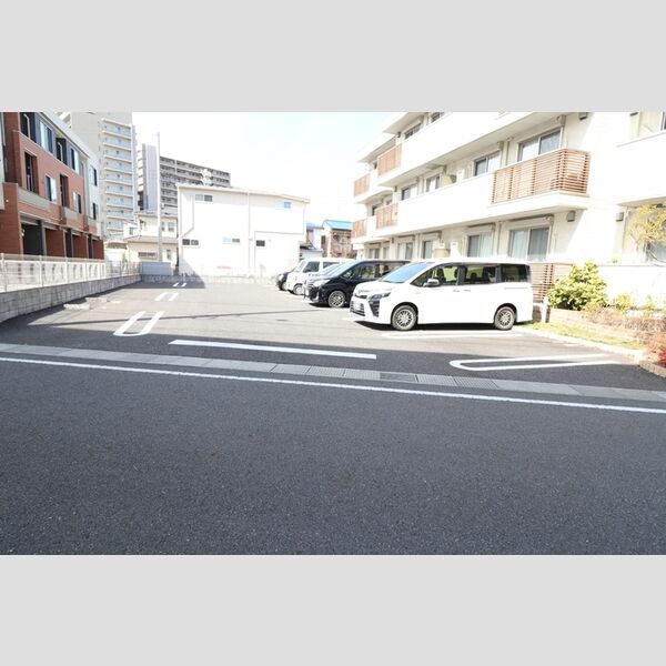 プランドール三郷中央 駐車場