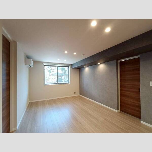 リラフォート　アイナ 間接照明とダウンライトが印象的なリビング♪