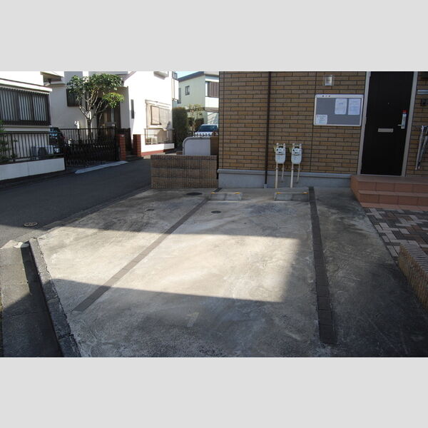 EーCrystal 駐車場