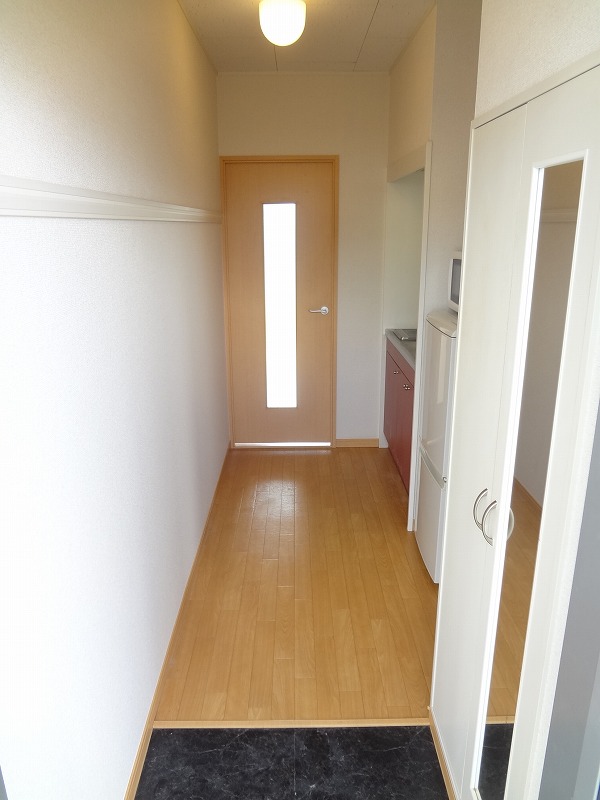 レオパレスセントラル誉田203号室 玄関