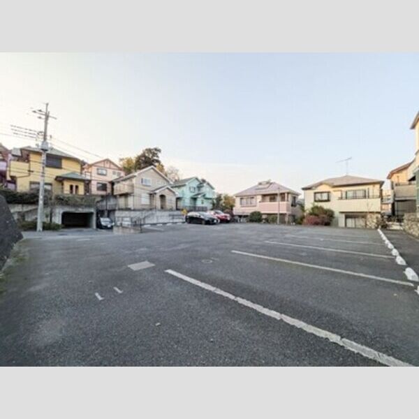 フェニックス　EFF202号室 駐車場