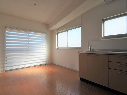 江ノ島シーサイドマンション 玄関側からのダイニングキッチン