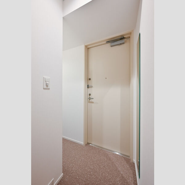 ロイジェント西新井0102号室 玄関