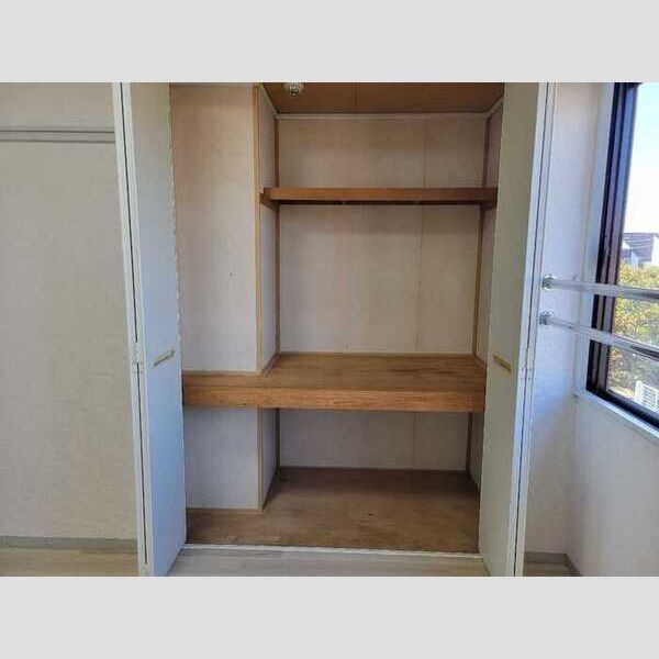 クレール清水205号室 奥行きと高さのある収納です