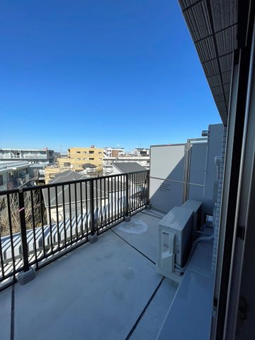 ガーラ・ステーション川崎久地4階 バルコニーがあります