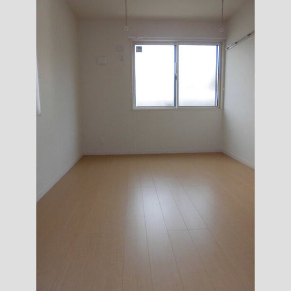 ガーネットブライト102号室 洋室には室内物干しが付いているので雨の日でも洗濯物が干せます!