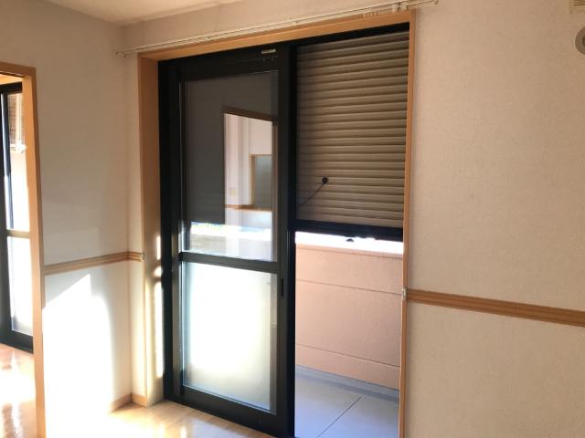シンフォニー105号室 窓シャッター