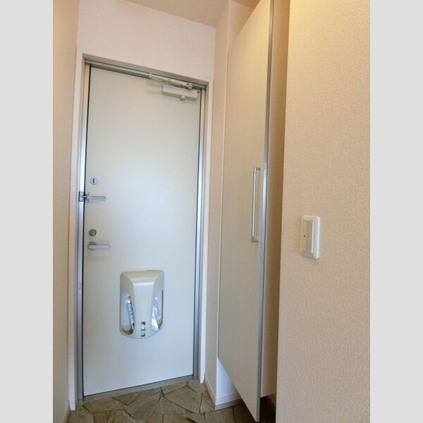 グランモア柳川AB　A 玄関脇にはたくさんあるシューズボックスがあります!