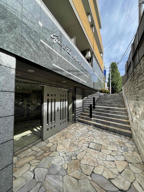 ガーラ・ヒルズ目黒東山1階 毎日通るエントランスはこのようになっています