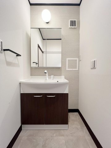 市川市ソフトモダンデザイナーズリノベ戸建 洗面台・洗面鏡は新設です。