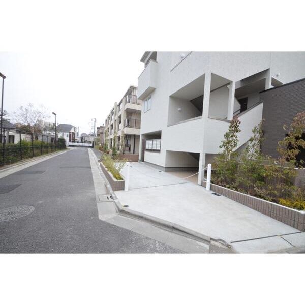 ルミエル五本木301号室 駐車場