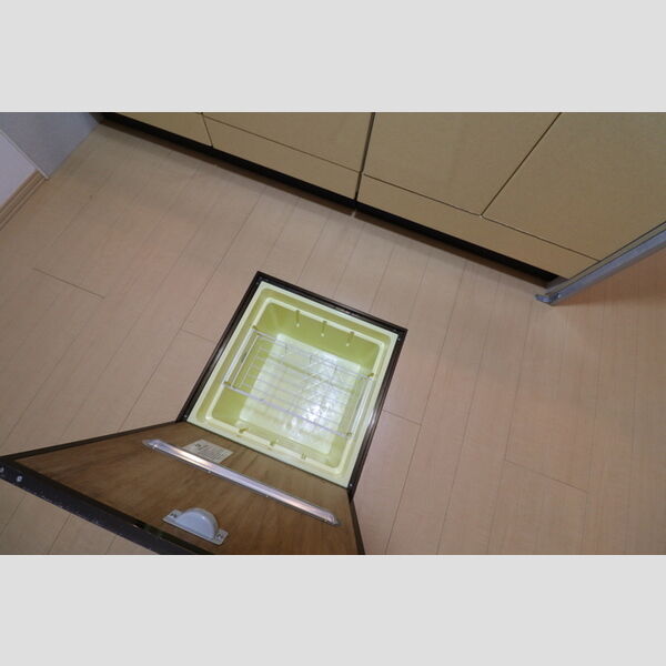 リビングタウン北上尾　A102号室 床下収納