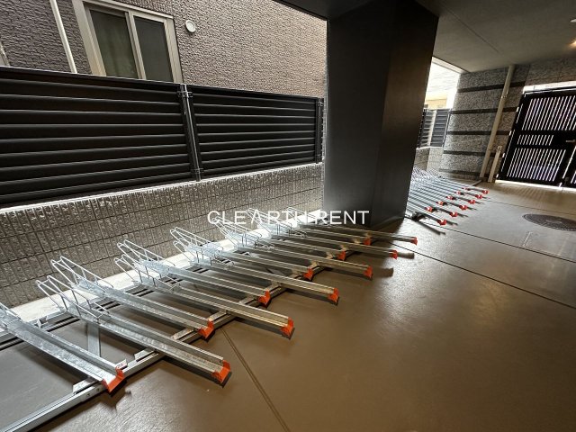 コンシェリア ＫＡＷＡＳＡＫＩ ＴＨＥ ＰＲＥＭＩＵＭ5階 駐輪場