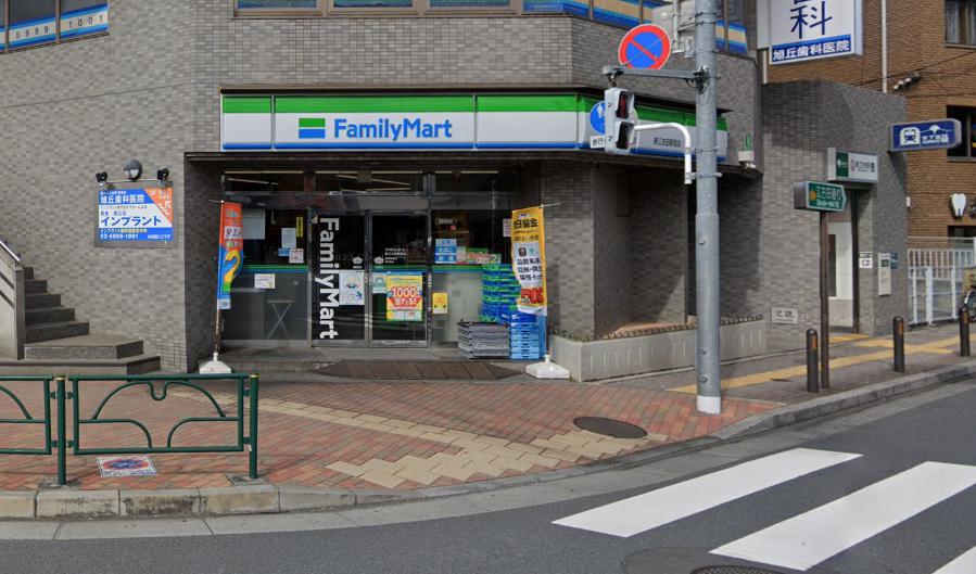 ウッドヴィレッジ新江古田206号室 【コンビニエンスストア】ファミリーマート 新江古田駅前店まで163ｍ