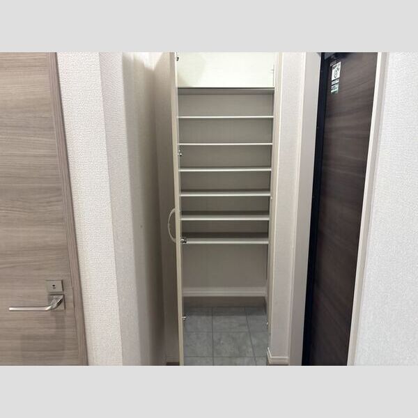 セレスティア岡本102号室 102号室　玄関収納
