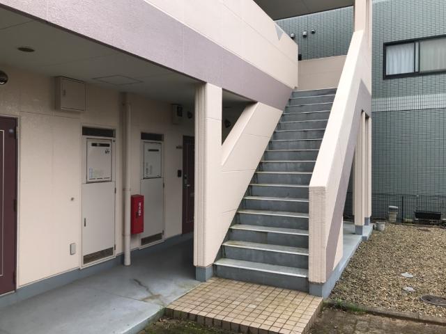 グリーンヒルズ201号室 階段