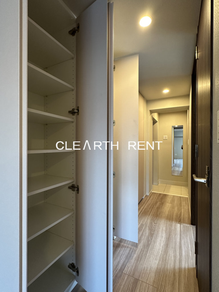コンシェリア目黒本町 ＴＨＥ ＲＥＳＩＤＥＮＣＥ3階 廊下にも収納スペース/いたるところに収納がありお部屋が片付きます