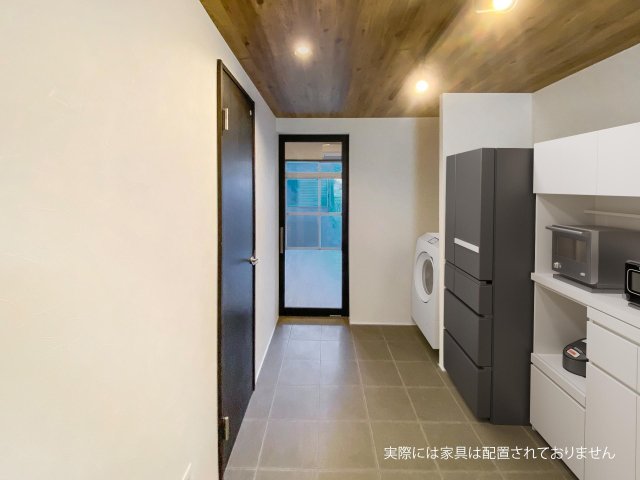 ザ・浅間台202号室 分譲マンション仕様で石タイルの珍しいキッチンです。