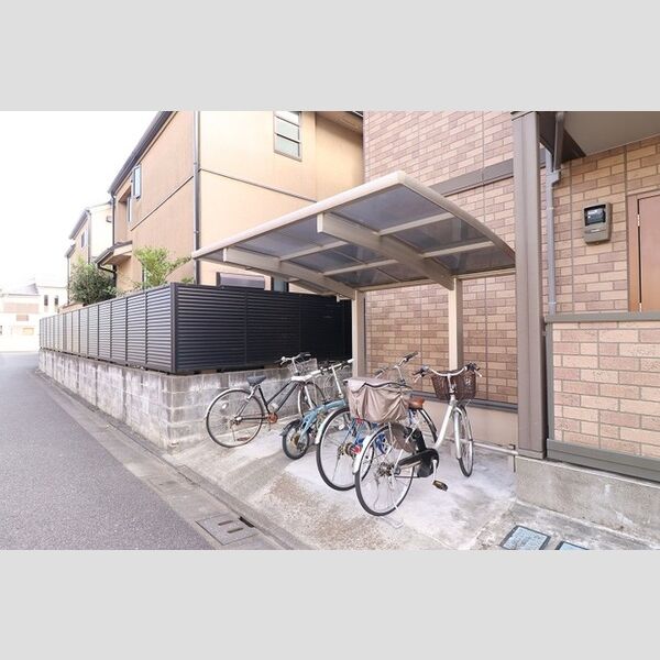 Blueberry　Ⅰ・ⅡⅠ201号室 屋根付き自転車駐輪場