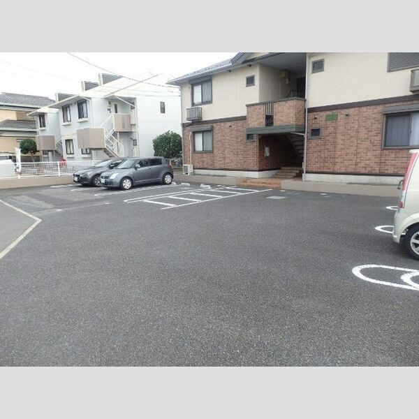 ハイツベルヴュー 駐車場