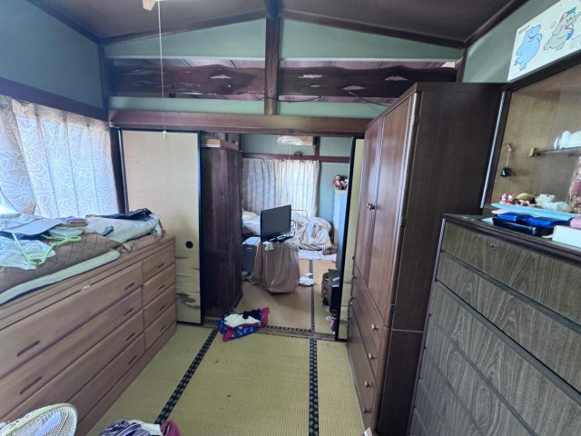 戸塚区小雀町戸建 2階の和室6畳＋和室6畳（奥にトイレあり）