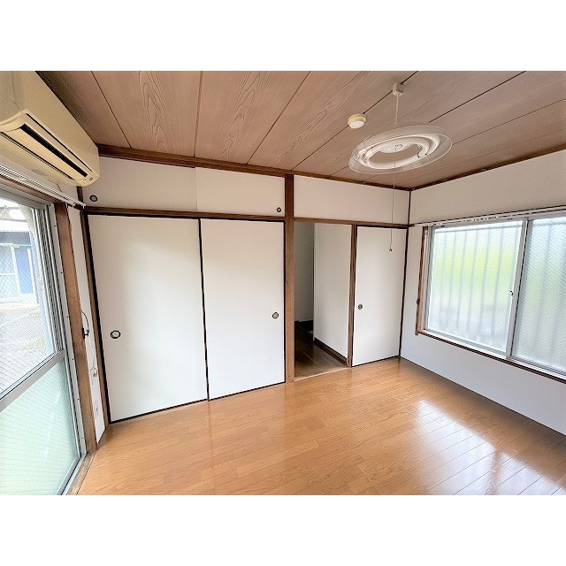 ウモーレ（UMOORE）0101号室 リビング