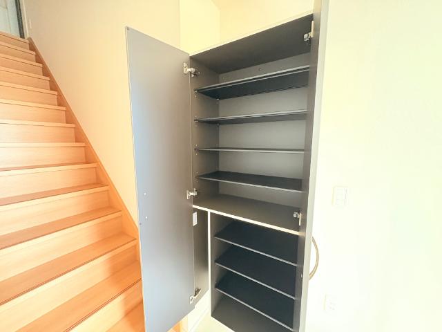 Ivy Field Ⅰ (アイヴィー フィールド ワン)205号室 シューズボックス