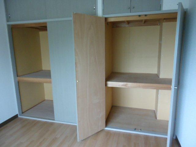 ドミールシャルマン105号室 洋室5.5帖収納