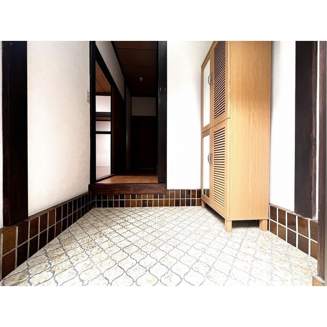 赤羽西四丁目戸建 明るく広さのある玄関・下駄箱有