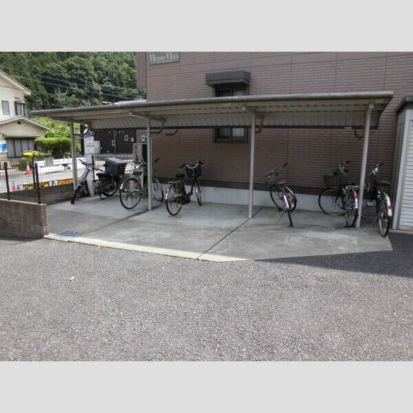 ヴィクトリー・ヴィラ 屋根付駐輪場