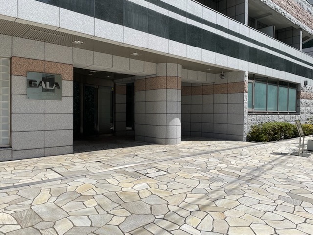 ガーラ・ステーション新宿御苑前 エントランス