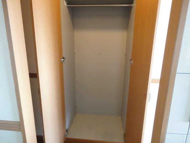 ディア フレンド ＫＯＩＺＵＭＩ206号室 収納（キッチン横）