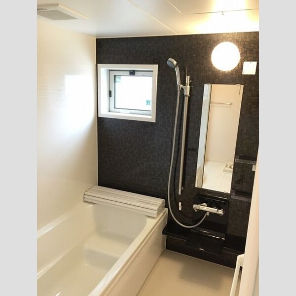 ボンヌール ステンドグラスのような模様が素敵です♪  浴室