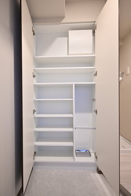 ＧＲＡＮＳＩＴＥ　ＮＡＫＡＭＥＧＵＲＯ8階 靴入