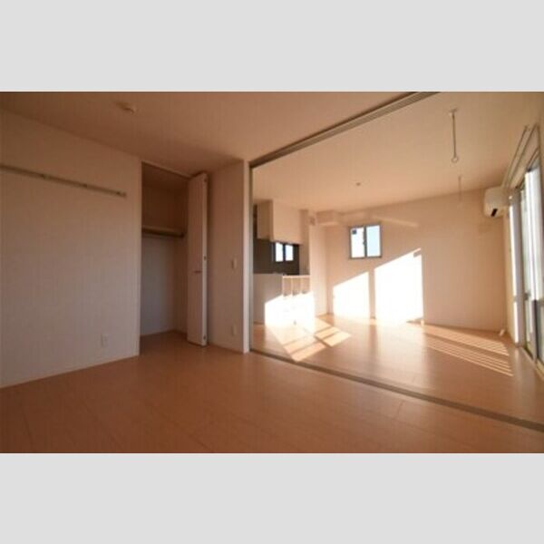 プラド202号室 居室とリビングダイニング