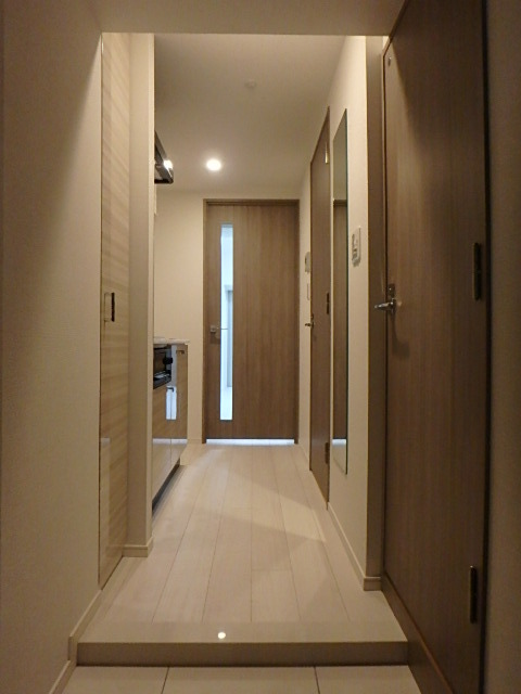 ガーラ・リバーサイド横濱南7階 人感センサー付玄関照明 落ち着きのあるロビーにはカメラ付オートロック完備