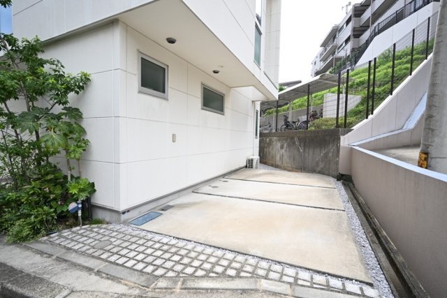 西戸部町１丁目戸建 駐車場