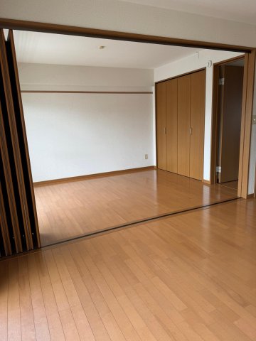 サンハイツ鈴木303号室 二つの６畳洋室の仕切