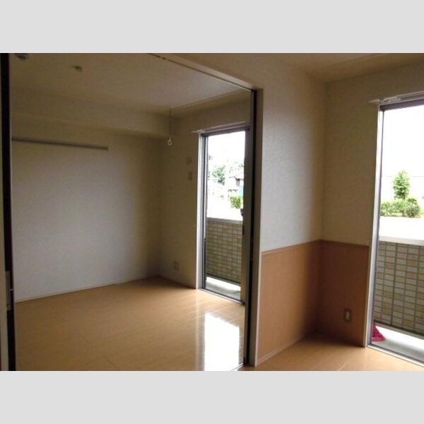 プリムローズ102号室 LDK横の洋室