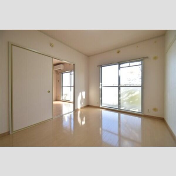 山王塚レジデンス207号室 居室とリビングダイニング