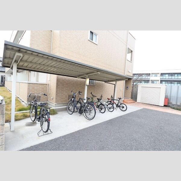 ルガーナ 駐輪場