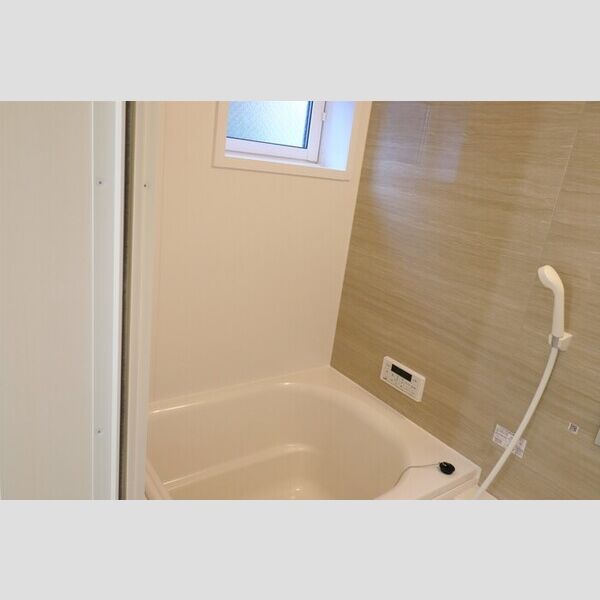 チェリーハイム　Ⅴ 浴室には窓があります　追い焚き給湯、浴室換気乾燥機付き