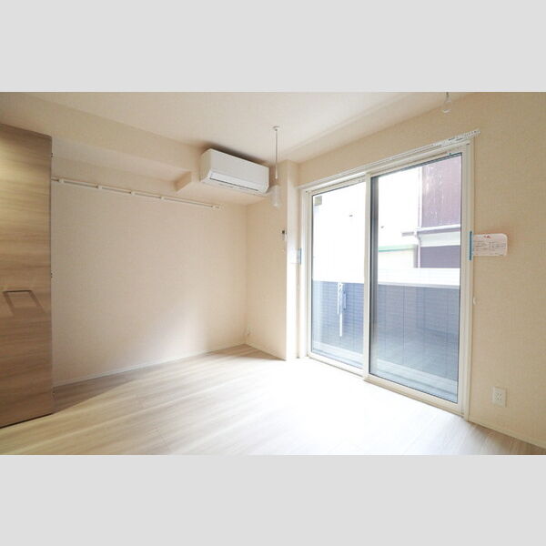 シェーンブルーメ横浜106号室 リビング