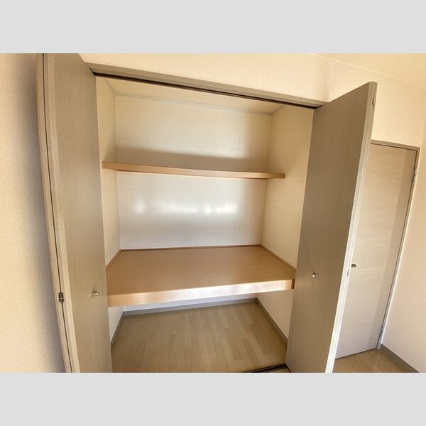 ルミエール岡本 南側洋室収納