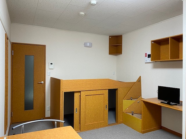 レオパレスＹＯＫＯＳＵＫＡ216号室 折りたたみ可能なテーブル、イス付き