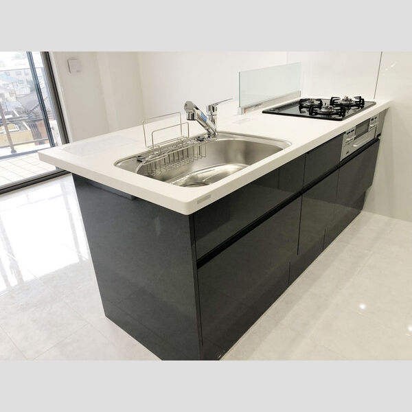 ラ・ベレッツァ　フェリオ502号室 3口コンロ付きカウンターキッチン