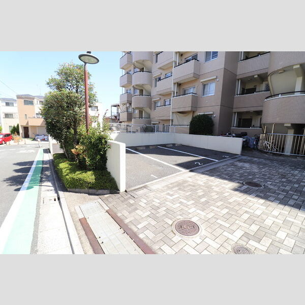 コーポレート東浦和1号棟303号室 駐車場