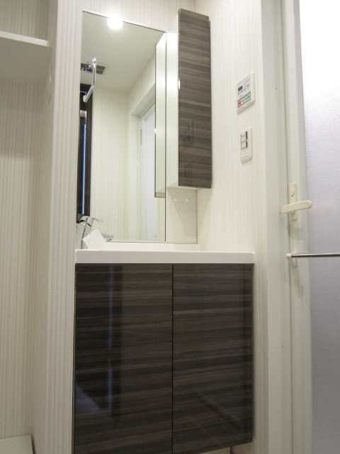 ガーラ・ステーション横濱阪東橋 スタイリッシュなデザインの独立洗面化粧台