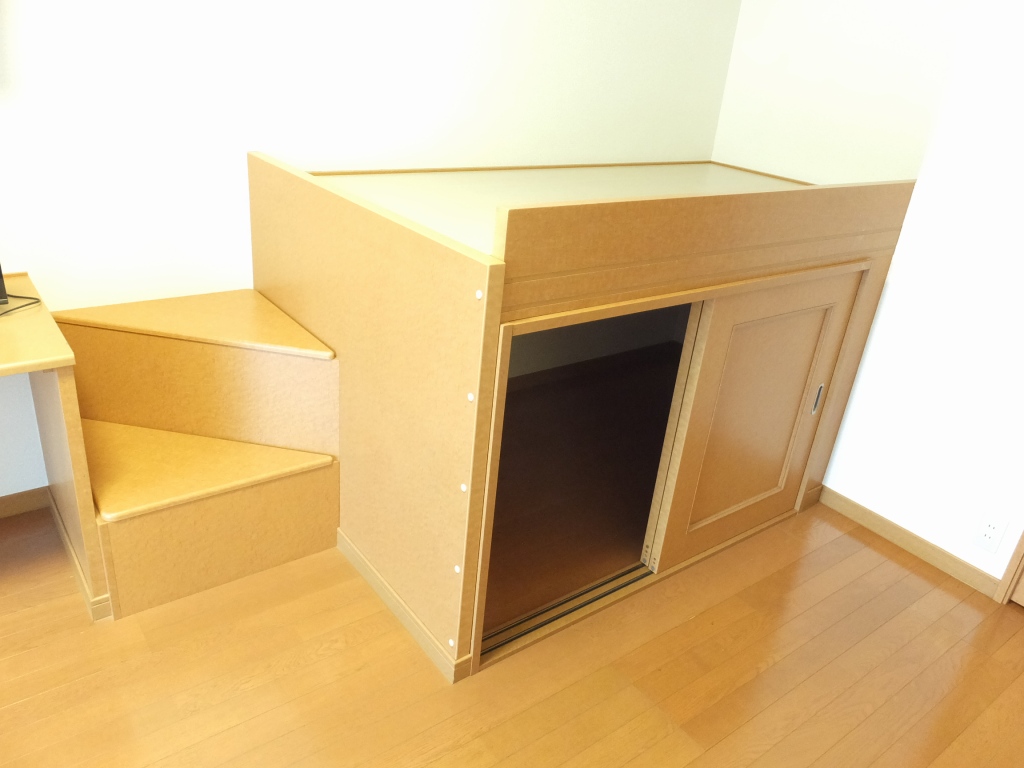 レオパレスマシューⅠ ベット下にも収納スペースがあるのも人気のポイントです！